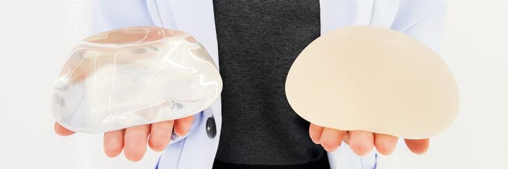 hladký a štruktúrovaný implantát na zväčšenie prsníkov