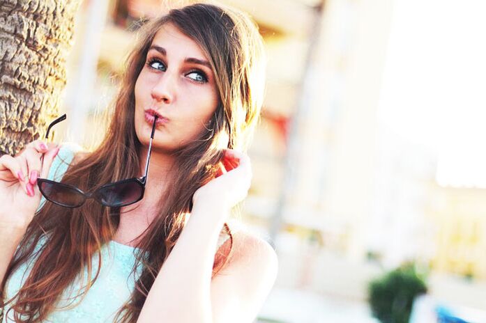 Dievča premýšľa o tom, či by mala podstúpiť plastickú operáciu na zväčšenie pŕs.